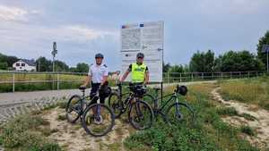 zdjecie -policjanci stoją obok siebie, trzymią rowery