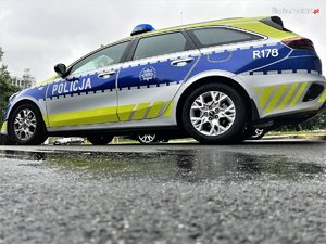 zdjęcie -dzień, mokra jezdnia, pojazd policji