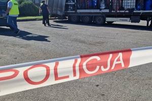 dzień, słonecznie, taśma biało czerwona z napisem policja