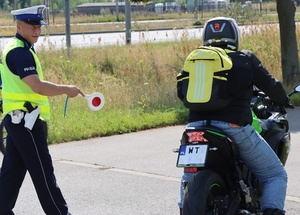 zdjęcie, dzień, policjant ręką zatrzymuje motocyklistę