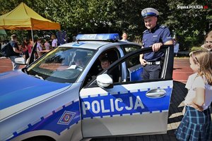 zdjęcie-policjant przy radiowozie, dzień