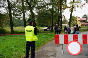 zdjęcie-samochód rajdowy,policjant, dzień