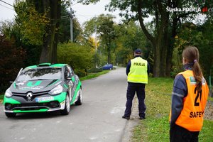 zdjęcie-samochód rajdowy,policjant, dzień