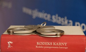 kajdanki położone na książce-kodeks karny