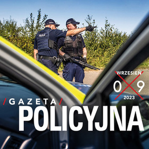 zdjęcie-policjanci w mundurach, dzień, jeden z nich wskazuje na jakiś cel w oddali