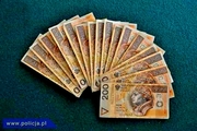 banknoty 200 złotych ułożone w wachlarz na stole