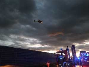 zdjęcie-zmrok, lądujący helikopter, pochmurne niebo