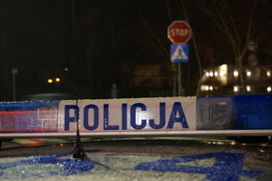 zdjęcie, noc, sygnały policji z napisem policja, w tle znak przejście dla pieszych