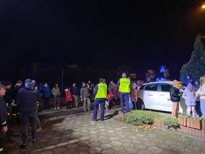 zdjęcie- noc, policjanci wręczają odblaski