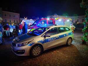 zdjęcie-zima, policyjny radiowóz, noc, elementy świątecznego wystroju rynku