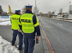 zdjęcie-dzień, droga, auta, policjanci w mundurach obserwują ruch pojazdów