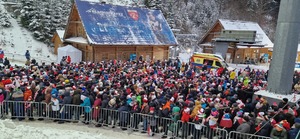 zdjęcie-zima, śnieg, kibice zgromadzeni na skoczni narciarskiej