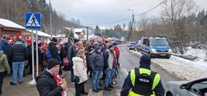 zdjęcie-dzień, droga, kibice podążający na skocznię