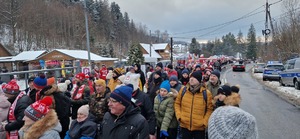 zdjęcie-dzień, droga, kibice podążający na skocznię