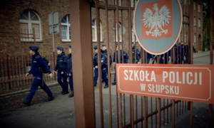 zdjęcie- maszerujący policjanci