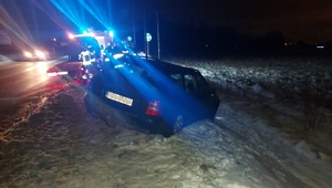 KPP Oświęcim. audi na poboczu w tle laweta i pojazdy służb z sygnałami świetlnymi