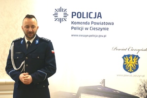 zdjęcie- policjanci pozują do zdjęcia i odbierają gratulacje