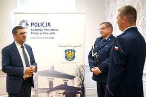 zdjęcie- policjanci pozują do zdjęcia i odbierają gratulacje