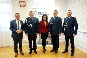 zdjęcie- policjanci pozują do zdjęcia i odbierają gratulacje