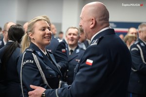 Zastępca Komendanta Wojewódzkiego Policji w Katowicach inspektor Jacek Stelmach odbiera gratulacje od policjantki