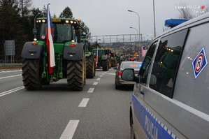 zdjęcie- dzień, droga, traktor, policyjny radiowóz