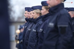 zdjęcie-policjanci w mundurach ustawieni w szeregu, dzień