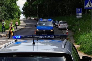 zdjęcie-dzień, słonecznie, droga, przejście dla pieszych , radiowóz policji, straży pożarnej i karetka