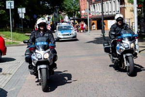 policjanci na motocyklach, dzień , słonecznie