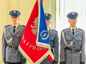 zdjęcie-sala, policjanci reprezentacja ze sztandarem