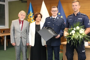 zdujęcie- laureat, komendant, starosta oraz przewodniczący Rady pozują do zdjęcia