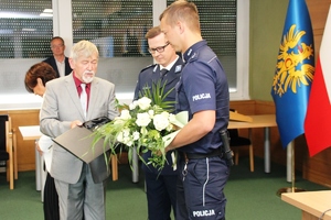 zdjęcie- Przewodniczący Rady Powiatu gratuluje laureatowi