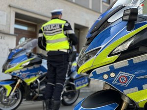 &amp;quot;zdjęcie kolorowe przedstawiające umundurowanego policjanta obok motocykli policyjnych&amp;quot;