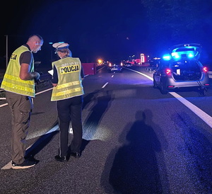 policjanci pracujący na miejscu wypadku