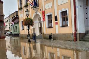 zdjęcie, dzień ,pochmurno, deszcz, widok zalanego wodą rynku w Skoczowie