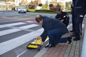 burmistrz Kasztura maluje napis , jezdnia, pochmurno