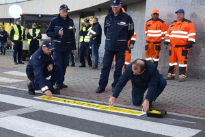 burmistrz Kasztura maluje napis , jezdnia, pochmurno