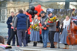 Bracia Szeja stoją na scenie na rynku , otrzymują gratulacje