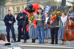 Bracia Szeja stoją na scenie na rynku , otrzymują gratulacje