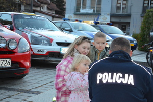 policjant rozmawia z dziećmi