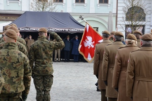 żo0łnierze ustawieni na rynku w kolumnach, dzień