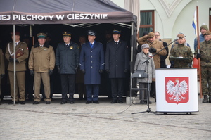 żo0łnierze ustawieni na rynku w kolumnach, dzień