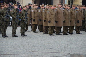 żo0łnierze ustawieni na rynku w kolumnach, dzień