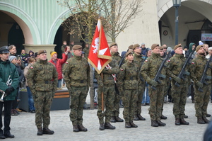 poczet sztandarowy żołnierzy, dzień ,rynek w Cieszynie