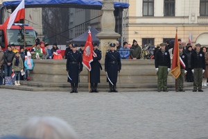 poczet sztandarowy żołnierzy, dzień ,rynek w Cieszynie