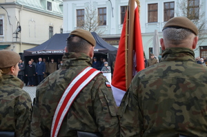 poczet sztandarowy żołnierzy, dzień ,rynek w Cieszynie