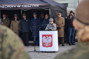 kobieta stoi za mównicą i przemawia, córka Władysława Michejdy