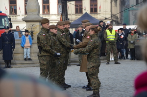 żołnierze odbierają medale