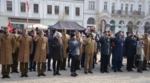 oficerowie służb mundurowych salutują, odbierają paradę żołnierzy