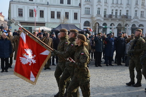 oficerowie służb mundurowych salutują, odbierają paradę żołnierzy