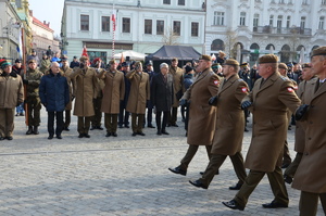 oficerowie służb mundurowych salutują, odbierają paradę żołnierzy